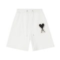 AMI Paris Ami de Coeur Shorts en blanco con diseño de corazón negro, estilo moderno y cómodo.
