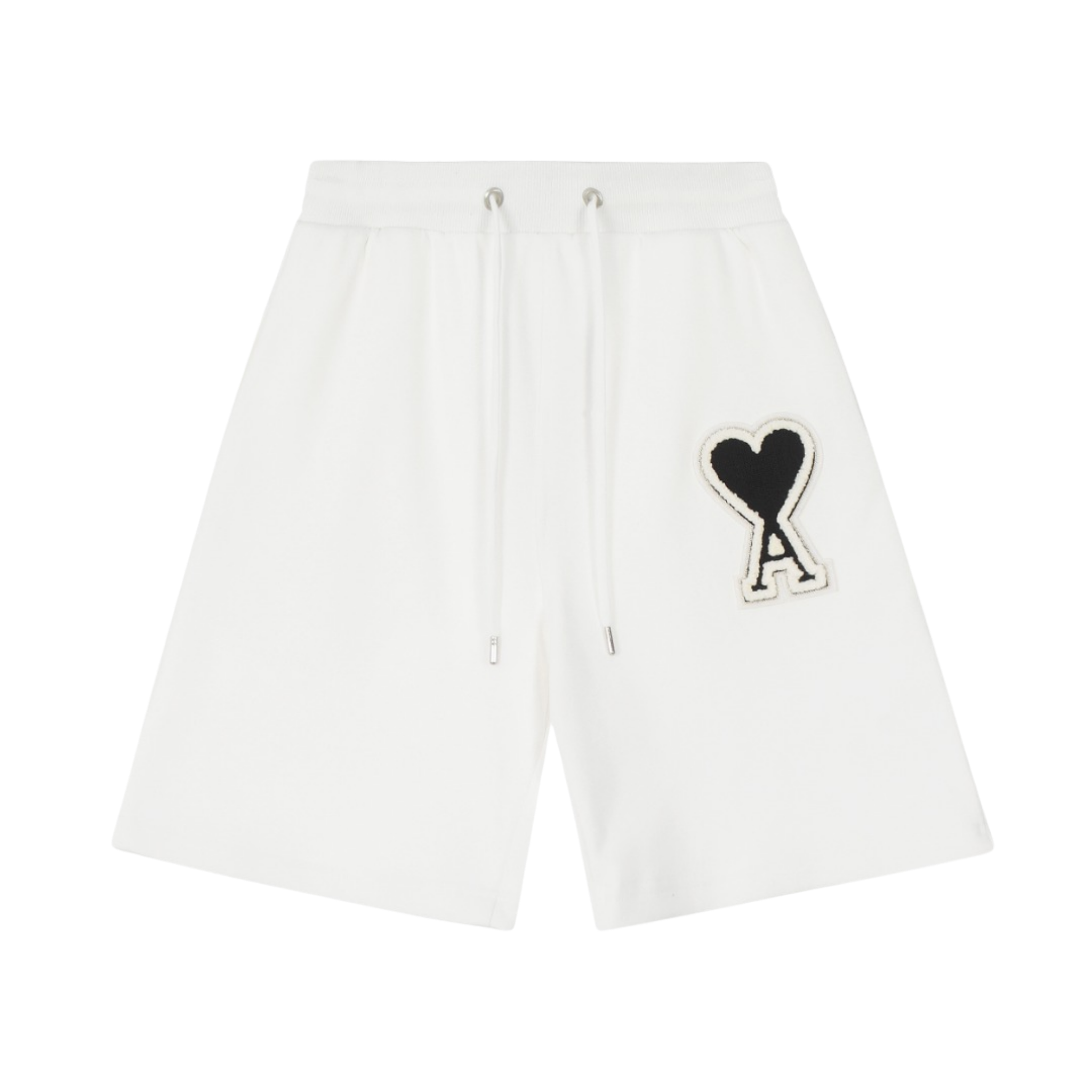 AMI Paris Ami de Coeur Shorts en blanco con diseño de corazón negro, estilo moderno y cómodo.
