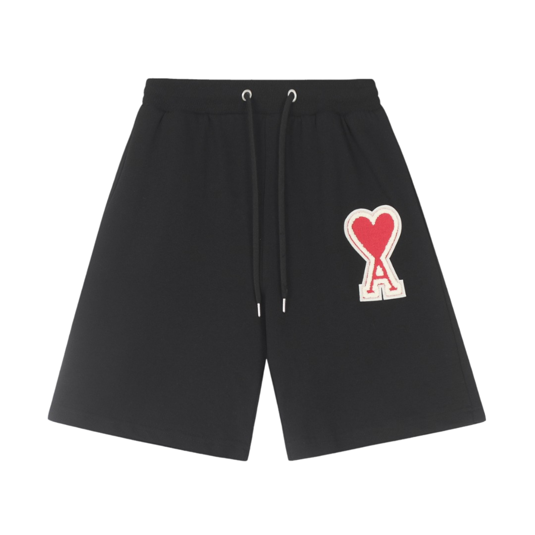 shorts AMI Paris en color negro con detalle de corazón rojo, estilo relajado y moderno.